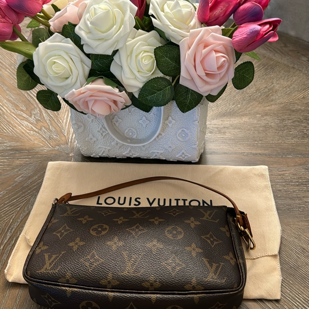 Lou is Vuitton  pochette Vintage